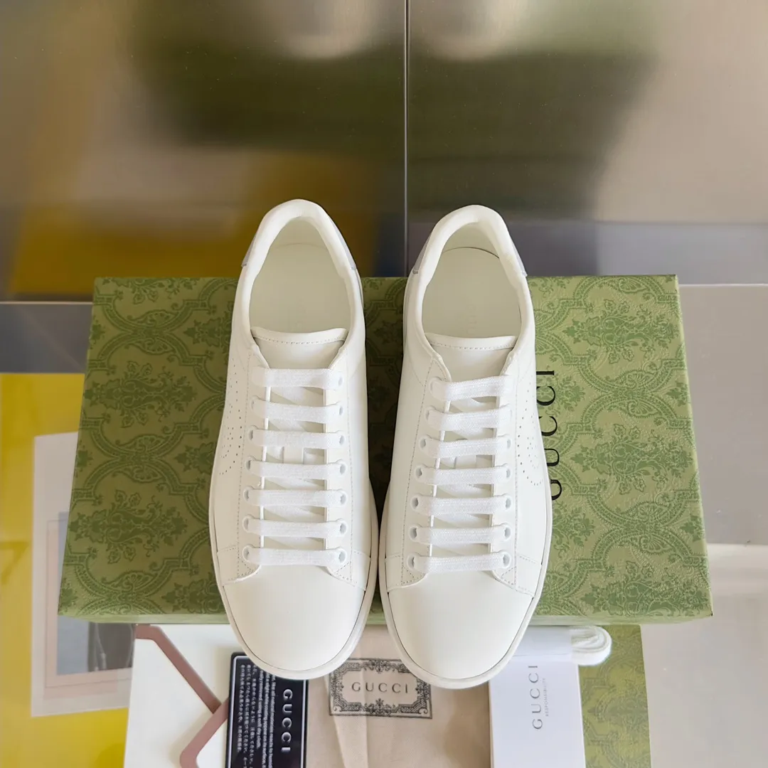 👟👟Ex-factory price 540👟👟 Men's size +10 Top version: Gucci G family classic Ace series Embroidery Little Bee White Shoes Couple Style Ribbon Love Casual Sports Shoes Sneakers Original Purchase Development Production This brand's classic low-top sports shoes interweave golden embroidered bees with red and green webbing. The bee is a classic element of the brand. It appeared in the Gucci ready-to-wear series in the 1970s. Exquisite packaging at the delivery counter🛍📦 ▪️Fabrics: Original custom imported first-layer cowhide ▪️Foots: Original custom cowhide lining ▪️Sole: Original open-molded rubber non-slip material ▪️Sole thickness: 2.5CM ▪️Size: Women's 34-41 (customized 34/41) ▪️Size: Men's 38-46 (38/46 customized)